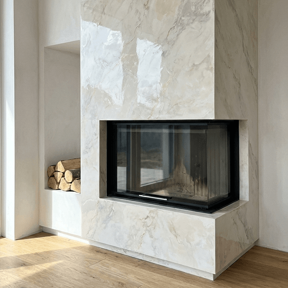 Elegantný moderný krb zabudovaný do steny, obložený svetlým benátskym štukom s mramorovým efektom