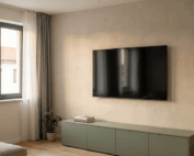 Béžová limewash omietka v modernej obývačke na stene za TV s viditeľnou textúrou a matným finišom.