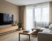 Matná piesková dekoratívna omietka v obývacej izbe na akcentovej stene za TV.