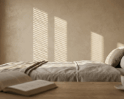 Luxusná benátska omietka v odtieni Warm Beige na stene v spálni s dopadajúcim slnečným svetlom cez žalúzie od Artemura.